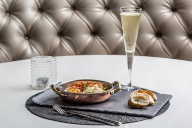 Kişniş sos ve ekmek dilimleri ve şampanya cam ile güzel dev ıstakoz loin