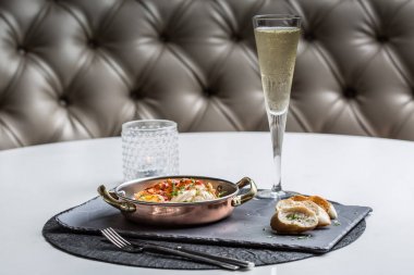 Kişniş sos ve ekmek dilimleri ve şampanya cam ile güzel dev ıstakoz loin