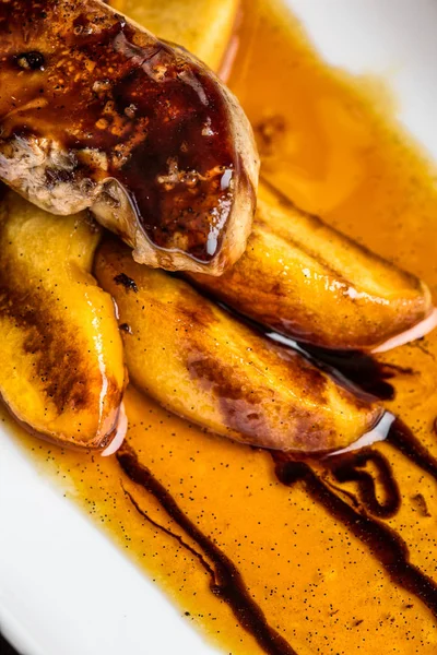 Karamelize patates ile tuna fileto. Gurme yemek.