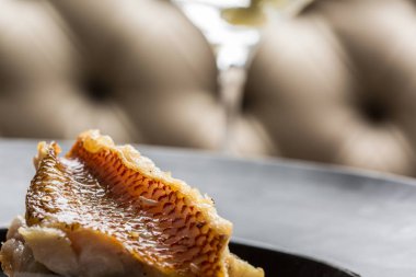 Kızarmış balık keabos ve domates yukarıdan görülen eşlik ediyor. Gurme yemek.