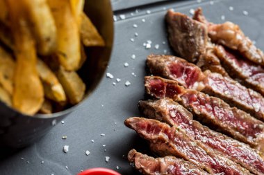 Yukarıdan görülen güzel biftek.