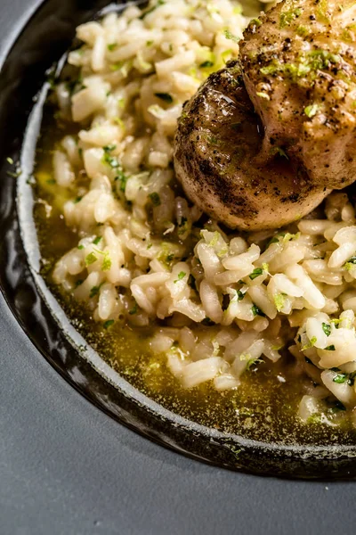 Beautiful and delicious risotto with fish medallions. Gourmet dish. — Stock Photo, Image