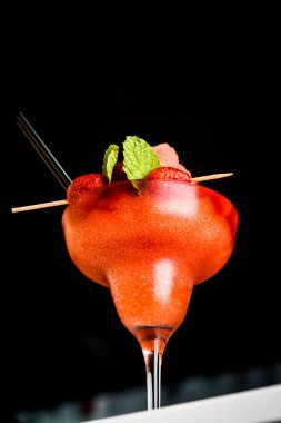 Bar tezgahında güzel çilek kokteyli veya dondurma. Yakın çekim.