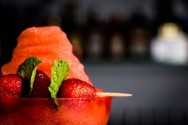 Bar tezgahında güzel çilek kokteyli veya dondurma. Yakın çekim.