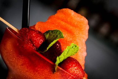 Bar tezgahında güzel çilek kokteyli veya dondurma. Yakın çekim.