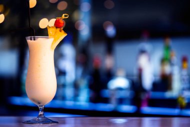 Bar tezgahında güzel ananas kokteyli.