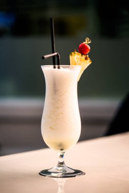 Bar tezgahında güzel ananas kokteyli.