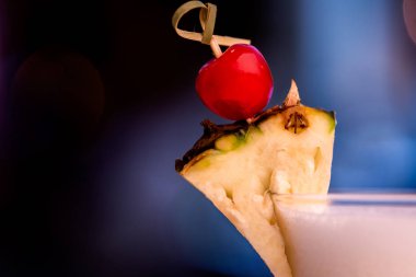 Bar tezgahında güzel ananas kokteyli. Ayrıntı.