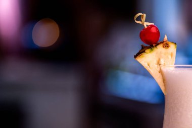 Bar tezgahında güzel ananas kokteyli. Ayrıntı.