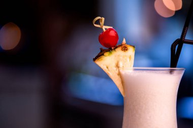 Bar tezgahında güzel ananas kokteyli. Ayrıntı.