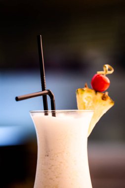 Bar tezgahında güzel ananas kokteyli. Ayrıntı.