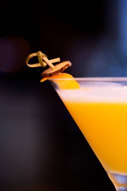Bar tezgahında güzel turuncu kokteyl. Ayrıntı.
