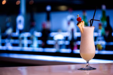 Bar tezgahında güzel ananas kokteyli.