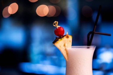 Bar tezgahında güzel ananas kokteyli. Ayrıntı.