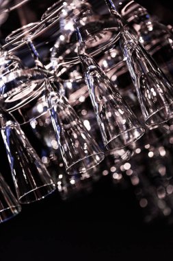 Bar tavanından sarkan cam bardaklar.