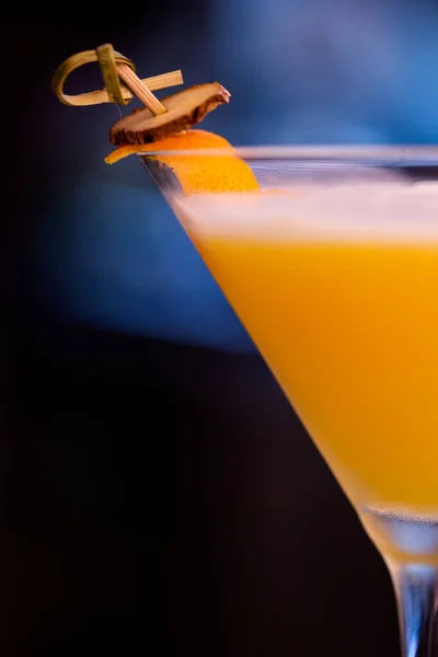Hermoso cóctel naranja en el mostrador del bar. Detalle . — Foto de Stock