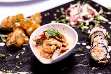 Gurme yemek, soslu karidesler.