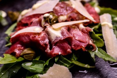 Peynir ve sebze ile güzel carpaccio.