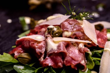 Peynir ve sebze ile güzel carpaccio.