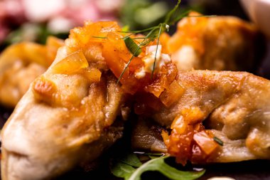 Karamelize soğan eşliğinde tavuk fileleri.