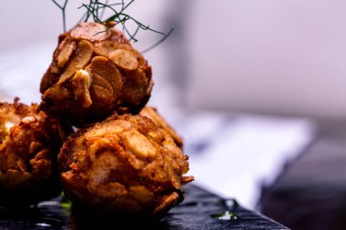 Peynir topları badem ile tepesinde.