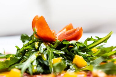 Peynir ve sebze ve dilimlenmiş domates ile güzel carpaccio.