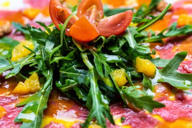 Peynir ve sebze ve dilimlenmiş domates ile güzel carpaccio.