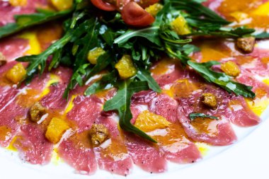 Peynir ve sebze ve ayrıntılı olarak güzel carpaccio.