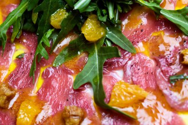 Peynir ve sebze ve ayrıntılı olarak güzel carpaccio.