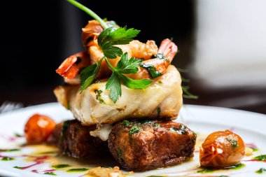 Çok yaratıcı bir yemek oluşturan karides eşliğinde balık bel.