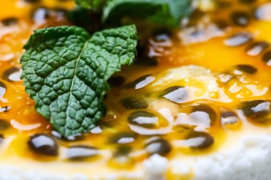 Tutku meyve ile tatlı kek detay.