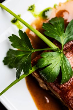 Yukarıdan serpilir manzaralı gurme çanak.