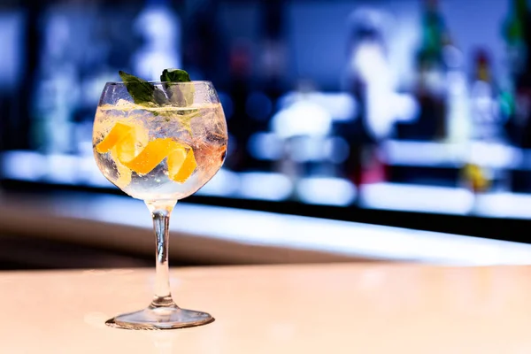 Bulanık arka plan ile bar sayacı üzerinde cin güzel cam.