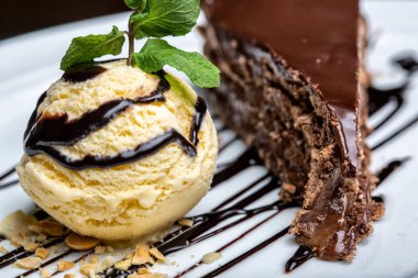 Çikolata tepesi ve çikolatalı kek dilim ile sarı dondurma topu. Gurme tatlı oluşturma.
