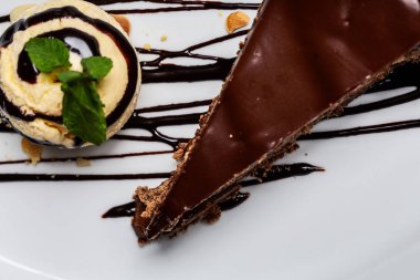 Çikolata tepesi ve çikolatalı kek dilim ile sarı dondurma topu. Gurme tatlısı oluşturuyor. Yukarıdan görüntüle.