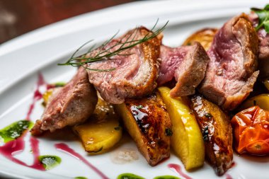 Nadir et ve aşırı detay ile Gurme biftek yemek.