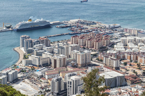 Высокий вид Гибралтара с гаванью и круизом
.