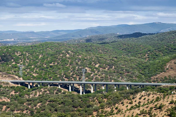 Horský pohled na Alentejo v Portugalsku, s dálničním mostem. — Stock fotografie