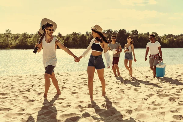 Amigos Multiculturais Com Guitarra Acústica Andando Praia Areia — Fotografia de Stock