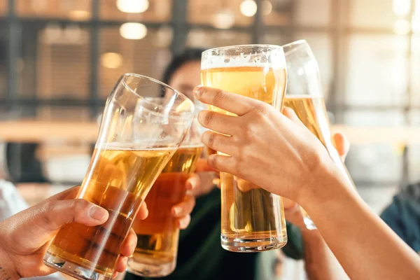 Teilansicht Von Menschen Die Der Bar Mit Bier Klingeln Stockbild