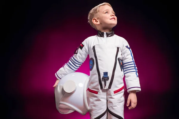Entzückender Junge im Astronautenkostüm auf buntem Hintergrund — Stockfoto