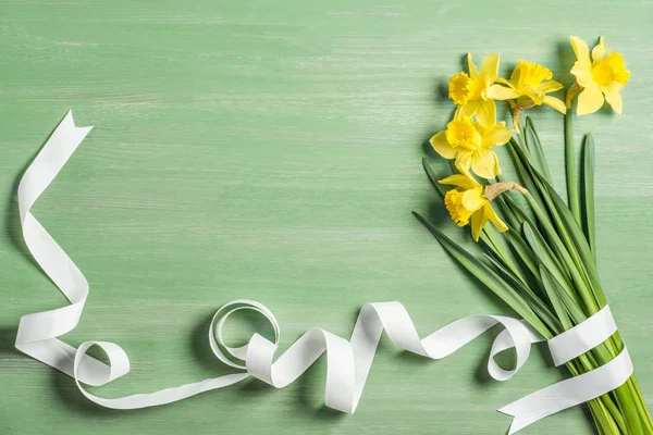 View Bouquet Daffodils Wrapped White Ribbon Green Background — Stock Photo, Image