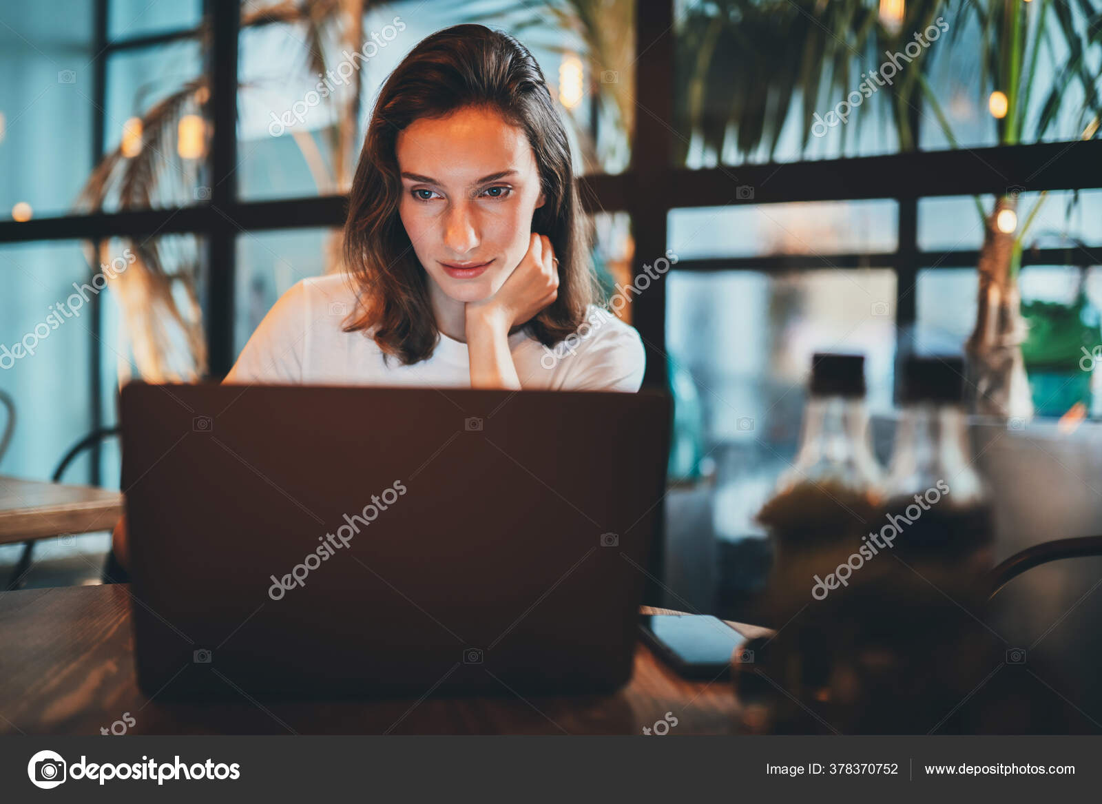 Девушка В Кафе С Ноутбуком Фото
