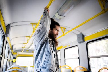 Toplu taşıma poz hipster adam 