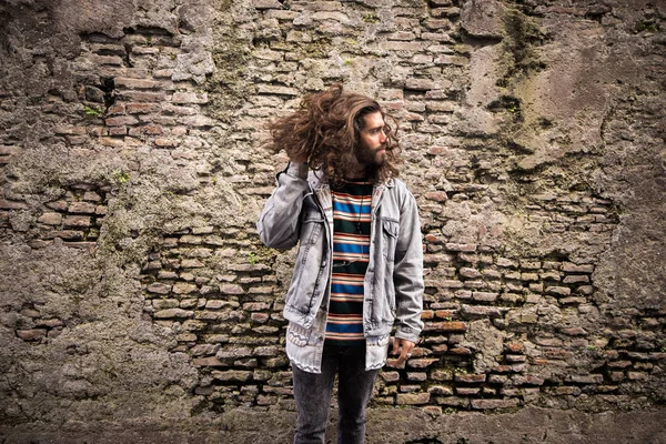 Joven Grunge Hombre Posando Sobre Viejo Ladrillo Piedra Fondo — Foto de Stock