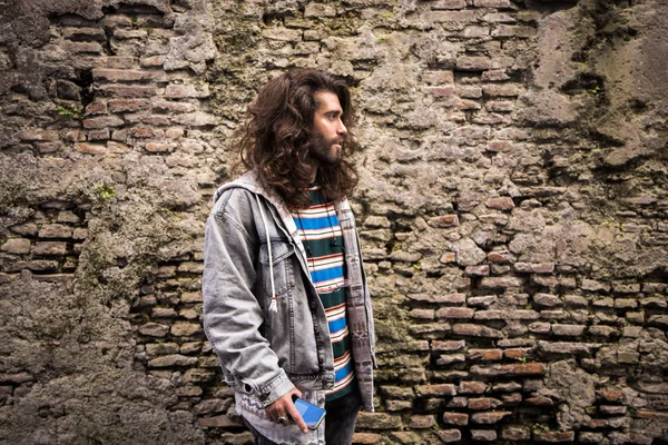 Joven Hipster Hombre Posando Sobre Viejo Ladrillo Piedra Fondo — Foto de Stock