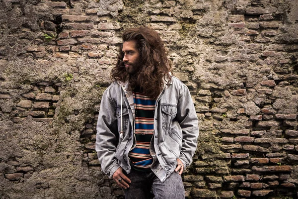 Joven Grunge Hombre Posando Sobre Viejo Ladrillo Piedra Fondo — Foto de Stock