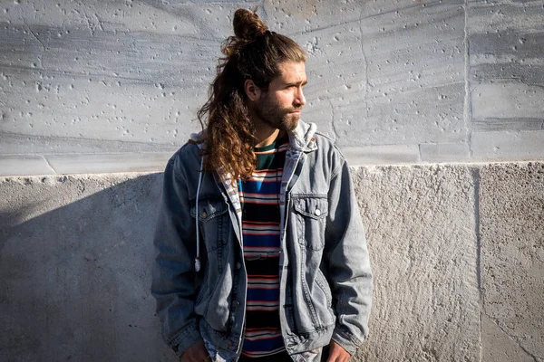 Joven Barbudo Posando Sobre Fondo Piedra Gris —  Fotos de Stock