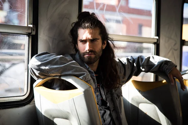 Hipster Hombre Posando Transporte Público — Foto de Stock