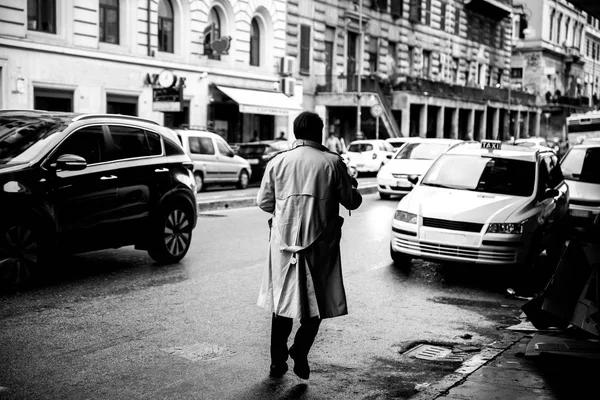 Man Crossing Road Hard Traffic — Stock Photo, Image